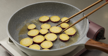 さつまいものフライパンバター焼きの作り方　3.フライパンを熱してバターを入れ、水気を拭き取ったさつまいもを炒めます。