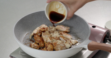 鶏肉・照焼丼の作り方　3.同じフライパンで続けて鶏肉の照焼きを作ります。鶏肉の皮面を下にして、焼き色がついたら裏返します。
鶏肉の両面に焼き目がついたら、砂糖を振り入れ、しょうゆとみりんを混ぜてからフライパンに流し入れて煮詰めます。