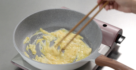 鶏肉・照焼丼の作り方　2.丼に添えるスクランブルエッグを作ります。
ボウルに卵を割り入れて溶きます。
温めたフライパンに油を少々入れ、溶いた卵を入れて軽くまぜながら熱します。
出来上がったスクランブルエッグを皿に移します。